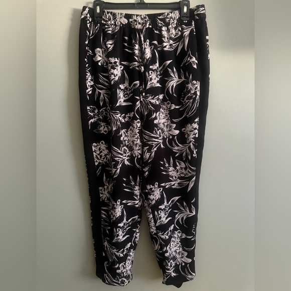 White House Black Market Pants - White House Black Market Black and Ivory Floral Tropical ankle pants size L